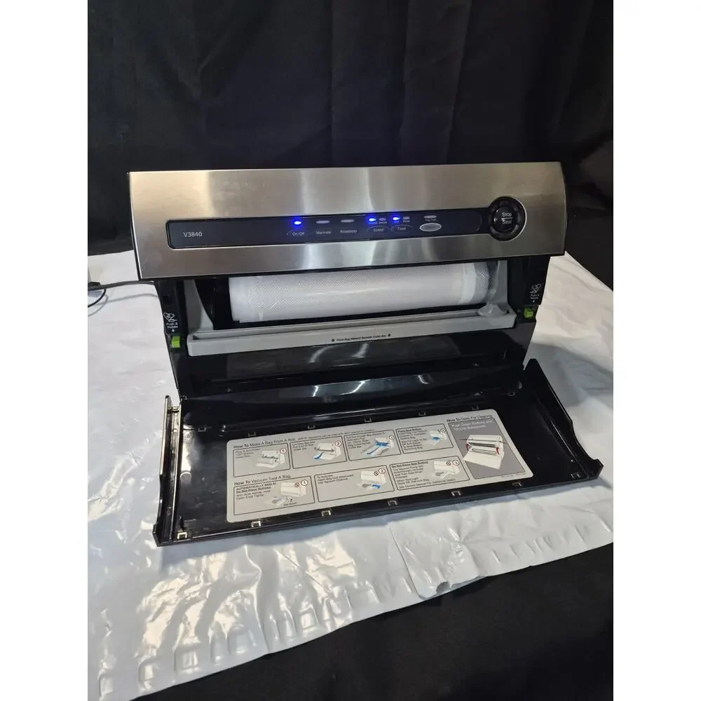 FoodSaver V3840 Vacuum Sealer w Bags Stainless, Clean And Ready Works Perfect..
